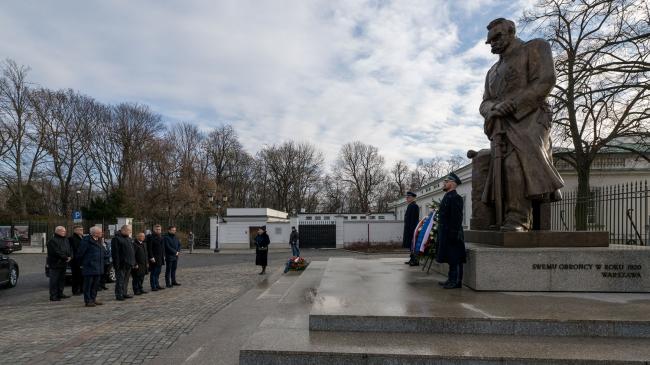 Kierownictwo NIK składa wieniec przed pomnikiem marszałka Józef Piłsudskiego