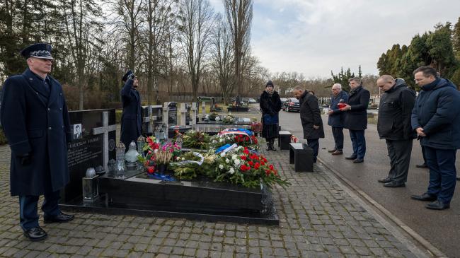 Kierownictwo NIK składa znicze na&nbsp;grobach pracowników NIK którzy zginęli w katastrofie lotniczej w Smoleńsku