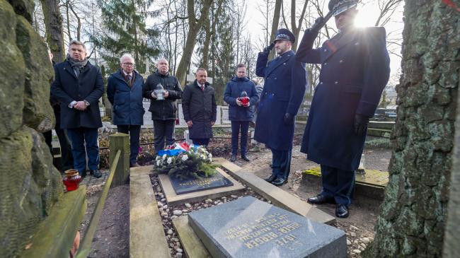 Kierownictwo i warta honorowa NIK przy grobie Józefa Higersbergera