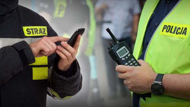 Strażak z telefonem komórkowym i policjant z radiostacją