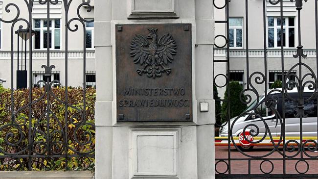 Tablica przy bramie wjazdowej do ministerstwa sprawiedliwości