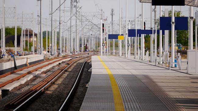 Nowo zbudowany peron i tory niknące w oddali