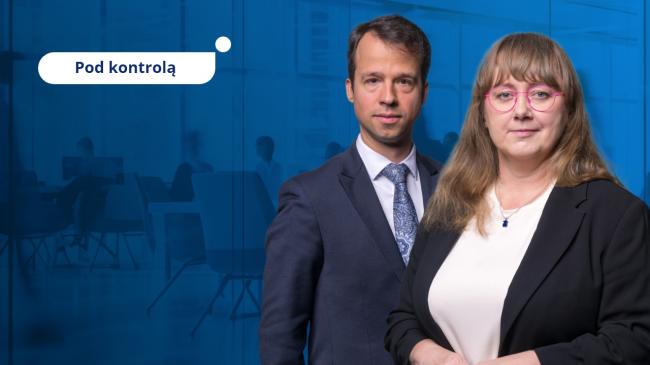 Koordynatorka kontroli Anna Kępa‑Biraga ze Śląskiej Delegatury NIK w Katowicach oraz rzecznik prasowy NIK Bartłomiej Pograniczny stoją obok siebie, zwróceni w stronę odbiorcy; w tle widoczna rozmyta przestrzeń biurowa oraz napis „Pod kontrolą”