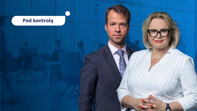 Bartłomiej Pograniczny, rzecznik prasowy NIK i Małgorzata Milanowska z podkarpackiej Delegatury NIK w Rzeszowie, stoją na tle nowoczesnej przestrzeni biurowej. Na grafice widnieje napis „Pod kontrolą