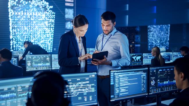 Osoby pracujące w centrum monitorowania systemów informatycznych