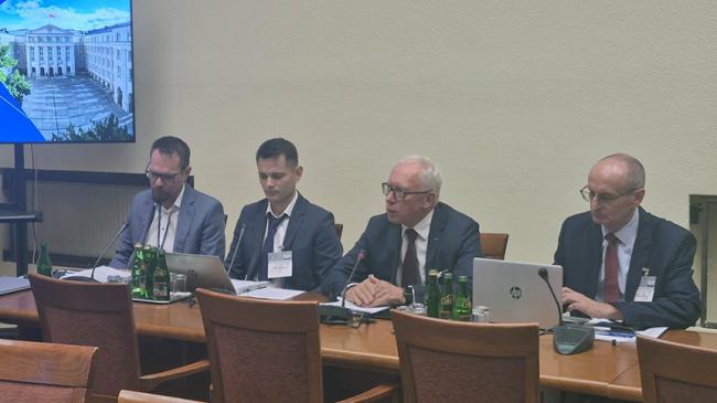Dyrektor Departamentu Spraw Społecznych Konrad Kostępski, Bartłomiej Ślusarczyk, Wiceprezes NIK Jacek Kozłowski i p.o. Wicedyrektor Departamentu Spraw Społecznych Paweł Adamowicz