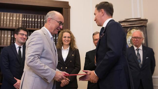 Dr hab. Jan Podkowik odbiera nominację na członka Kolegium NIK z rąk marszałka sejmu Włodzimierza Czarzastego