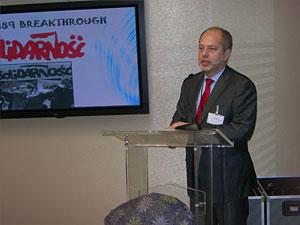 Prezes NIK Jacek Jezierski prowadzi wykład dla NOK Iraku