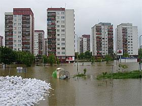 Bloki mieszkalne zalane przez powódź