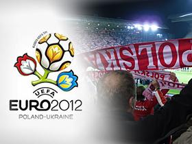 Logo EURO2012 obok kibice na trybunie stadionu