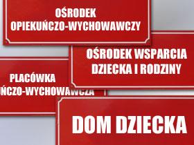 Czerwone tablice urzędowe: DOM DZIECKA, OŚRODEK OPIEKUŃCZO WYCHOWAWCZY, OŚRODEK WSPARCIA DZIECKA I RODZINY, 