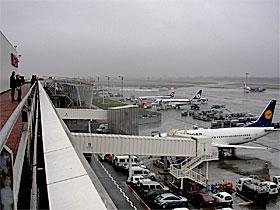 Widok na samoloty przy terminalu lotniska