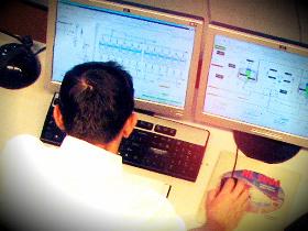 Mężczyzna przed komputerem