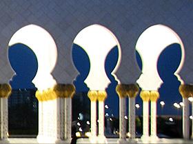 Łuki podcieni pałacu w arabskim stylu