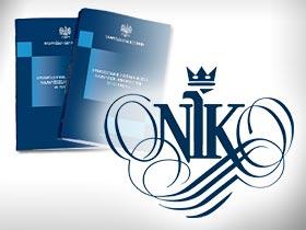 Okładki sprawozdań z działalności NIK obok logo NIK