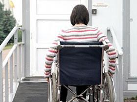 Osoba na wózku inwalidzkim przed podjazdem