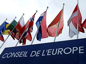 Napis Rada Europy po francusku, powyżej flagi państw Członkowskich