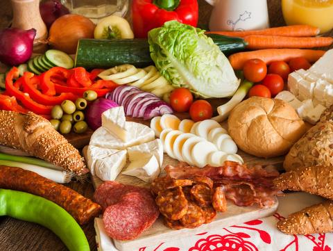 Ilustracja: Zdjęcie produktów żywnościowych: warzyw, serów, wędlin i pieczywa