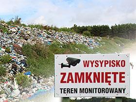 Ilustracja: Na pierwszym planie tablica z napisem Wysypisko zamknięte teren monitorowany, w drugim planie składowisko odpadów w tle las
