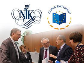 Ilustracja: Logo NIK i ETO. Poniżej zdjecie ze spotaniania Krzysztofa Kwiatkowskiego Prezesa NIK z Philem Wynn-Owenem, brytyjskim członkiem ETO