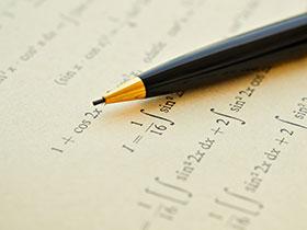 Ilustracja: Kartka z wzorami matematycznymi