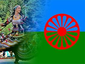 Ilustracja: Flaga Romów w tle tancerka w tradycyjnym romskim stroju