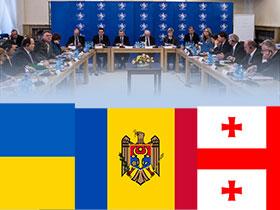 Ilustracja: Flaga Ukrainy, Mołdawii i Gruzji, powyżej zdjęcie ze spotkania w NIK