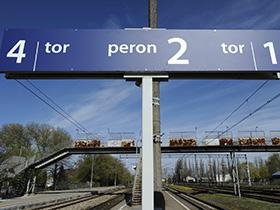 Ilustracja: Zdjęcie opisu peronów i torów na stacji kolejowej