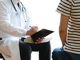 Ilustracja: Pacjent rozmawiający z lekarzem