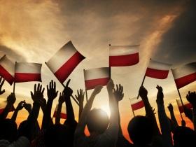 Ilustracja: Grupa osób trzymające polskie flagi