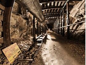 Zaniedbany korytarz kopalni