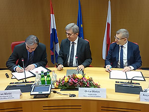 Ivan Klešic, Oskar Herics i Krzysztof Kwiatkowski podpisują porozumienie