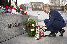 Prezes NIK Krzysztof Kwiatkowski składa wieniec pod pomnikiem Józefa Piłsudskiego