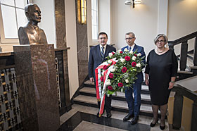 Kierownictwo NIK składa wieniec pod popiersiem Józefa Higersbergera