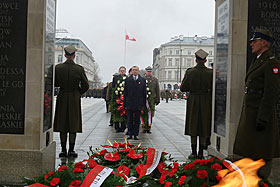 Prezes NIK Krzysztof Kwiatkowski składa wieniec pod Gróbem Nieznanego Żołnierza