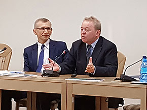 Członek ETO Janusz Wojciechowski przemawia na spotkaniu kierownictwa NIK, obok Prezes NIK Krzysztof Kwiatkowski