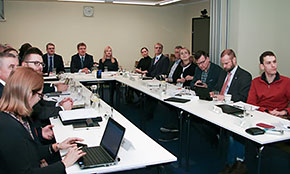 Uczestnicy spotkania w sprawie kontroli projektu Rail Baltica w trakcie spotkania