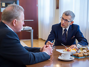 Prezesem NIK, Krzysztof Kwiatkowski rozmawia z członkiem Europejskiego Trybunału Obrachunkowego, Januszem Wojciechowskim