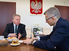 Janusz Wojciechowski w trakcie rozmowy z Krzysztofem Kwiatkowskim