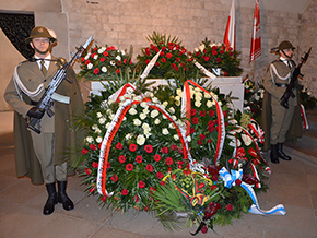 Grób Lecha i&nbsp;Marii Kaczyńskich, na&nbsp;grobie wieńce, przy grobie warta honorowa