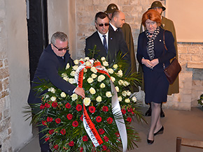 Delegacja NIK składa wieniec na&nbsp;grobie Lecha i&nbsp;Marii Kaczyńskich