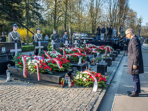 Prezes NIK składa wieniec na&nbsp;grobie Władysława Stasiaka