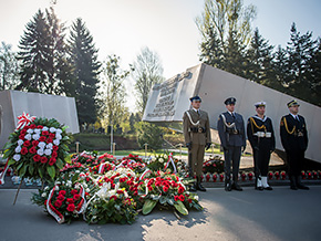 Pomnik ofiar katastrofy smoleńskiej na&nbsp;Powązkach