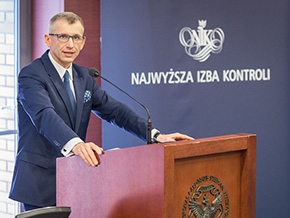Prezes NIK Krzysztof Kwiatkowski przemawia na&nbsp;konferencji 