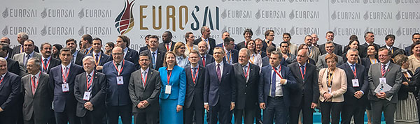 Grupowe zdjęcie uczestników kongresu EUROSAI w Istambule
