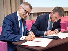 Prezes NIK Krzysztof Kwiatkowski podpisuje umowę o&nbsp;współpracy z&nbsp;Prezesem IIA Polska Sebastianem Burgemejsterem