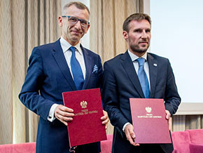 Prezes NIK Krzysztof Kwiatkowski z&nbsp;Prezesem IIA Polska Sebastianem Burgemejsterem prezentują popisane porozumienie