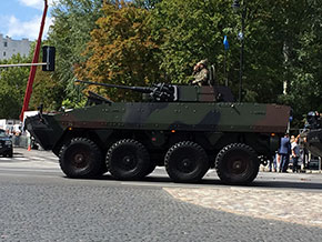 Defilada z&nbsp;okazji obchodów Święta Wojska Polskiego - wóz bojowy