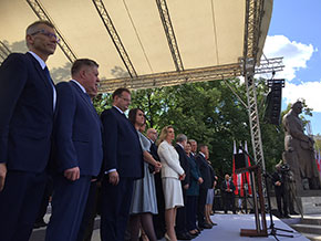 Obchody Święta Wojska Polskiego - trybuna honorowa z&nbsp;boku