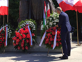 Krzysztof Kwiatkowski poprawia wieniec